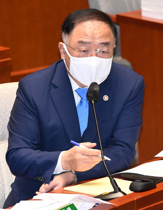 홍남기 경제부총리가 31일 오전 서울 여의도 국회에서 2019회계연도 결산 부별심사를 위해 열린 예산결산특별위원회 전체회의에서 의원 질의에 답변하고 있다. <국회사진기자단 제공>